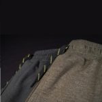 Cómodos pantalones cortos para el clima cálido fabricados con el material MicroFlex de RidgeMonkey, ultra-duradero y ultra-cómodo, con tres bolsillos y una cintura elástica con cordón.